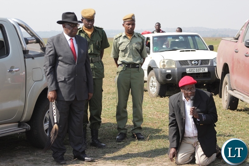 Barotseland Ngambela Nyambe Mwenda (r) announcing that “ King Imwiko Lubosi II (l) will this August grace Kulamba Kulwayo Ceremony of the Chewa People in Eastern Province’’. This is during the 2018 Kufuluhela Ceremony when the Litunga travels back to the Lealui Royal Palace in plains in Mongu