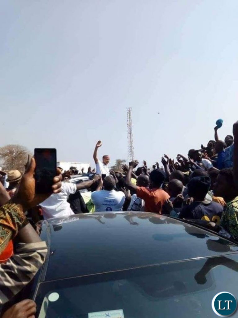 Moise Katumbi being welcomed by his supporters at Kasumbalesa border post