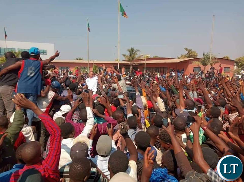 Moise Katumbi being welcomed by his supporters at Kasumbalesa border post