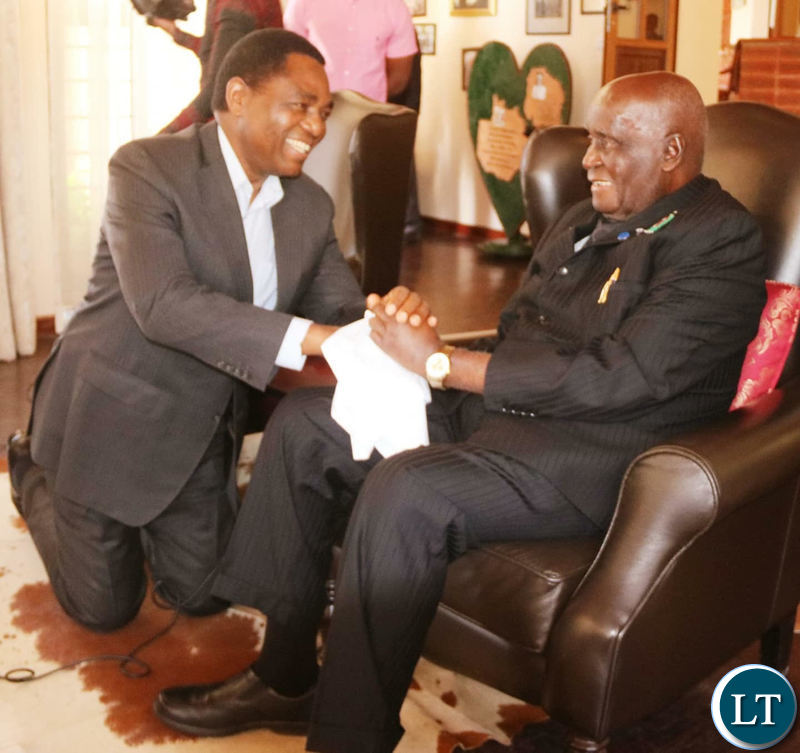 Dr Kaunda chats with HH during the meeting
