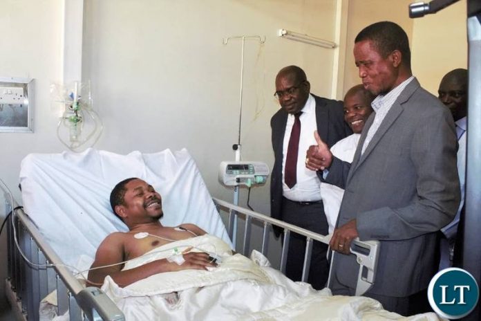 President Lungu at the University Teaching Hospital this afternoon where he visited Dr. Job Kaweshi, the Kidney transplant patient and Mr Tinashe Kaweshi, the Donor. Dr. Tinashe Kasweshi and Mr Job Kasweshi are biological brothers and their mother Mrs Catherine Kabaye Kasweshi expressed gratitude at the succesful transplant which has seen both her sons return to her alive and well.