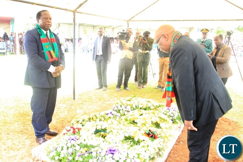 Former Vice- President Enock Kavindele(left) and Never Mumba laying wreaths on the grave of the late former Vice- President ,Lupando Mwape in Lusaka