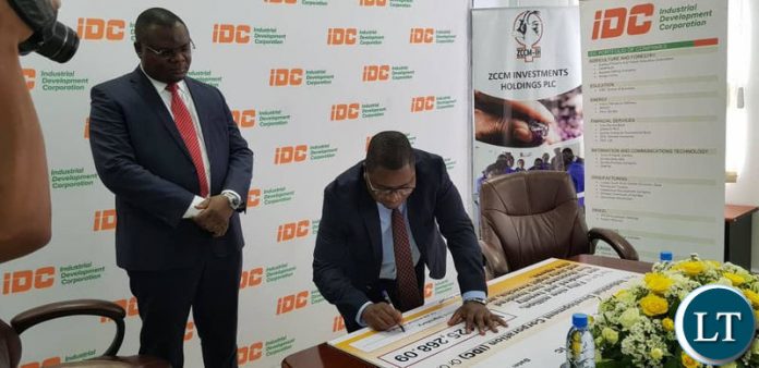 IDC Group CEO Mateyo Kaluba addressing members of the press (not in picture) before the dividend cheque presentation by ZCCM-IH. Next to Mr Kaluba is ZCCM-IH acting CEO Mabvuto Chipata