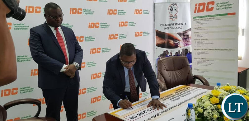 IDC Group CEO Mateyo Kaluba addressing members of the press (not in picture) before the dividend cheque presentation by ZCCM-IH. Next to Mr Kaluba is ZCCM-IH acting CEO Mabvuto Chipata