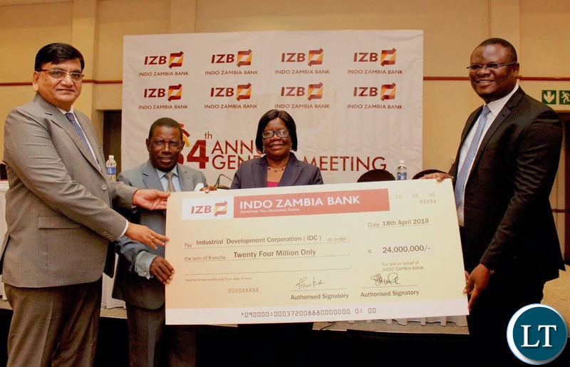 Indo-Zambia Bank hands over a cheque to IDC