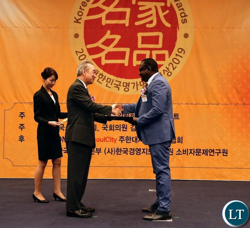 Ambassador Simuusa receiving the award