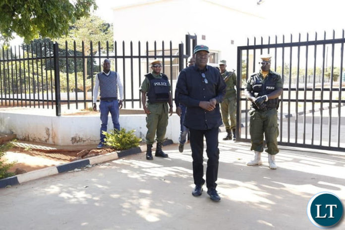 Fred M’membe arriving at Muchinga Police Headquarters for questioning1