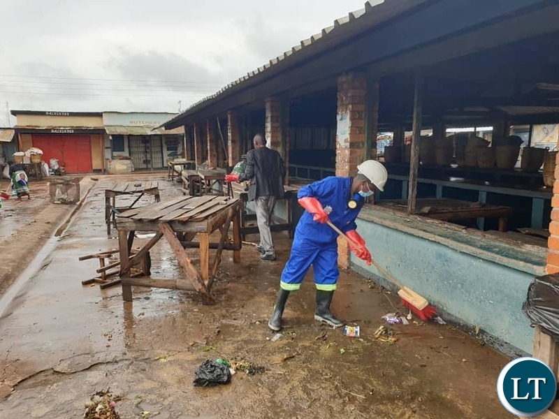 Luanshya Mayor Nathan Chanda led a sizable team, which included some ward councillors council directors and members of the municipality fire and rescue team who sprayed disinfectants and other chemicals aimed at killing germs starting from Zaone Market, Buseko, Mpatamato , Roan , Kalala Market in Mikonfwa , the team members took turns in spraying and cleaning the environment while the traders who have been sensitised about significance of the 48 hours Markets Spraying and Cleaning exercise stayed away.
