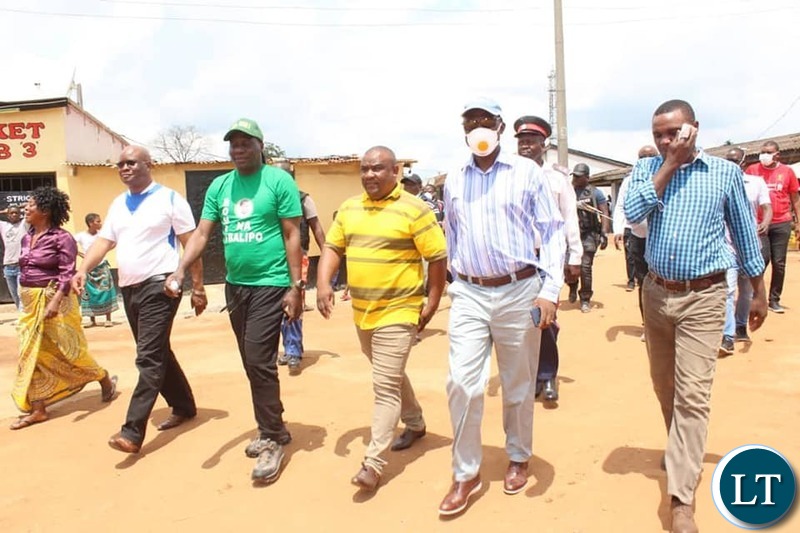Copperbelt Minister Hon. Japhen Mwakalombe joined and led a team that went round the City of Ndola checking on the compliance levels from bar owners, church leaders and residents themselves.