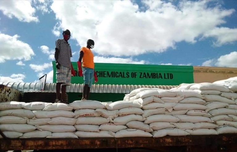 Farmers receive fertilizer- Serenje
