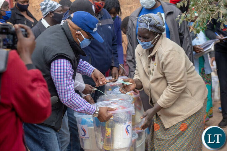 Nevers Mumba, TD Jakes feeds 10,000 Kalikiliki residents