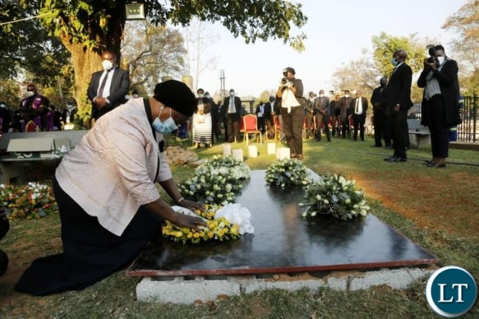 First Lady Esther Lungu breaks down during burial of Late Samuel Nkhoma,Director General ,Office of the President (Special Division) at Leopards Hill Memorial Park in Lusaka on Tuesday,August 11,2020. PICTURE BY SALIM HENRY/STATE HOUSE ©2020