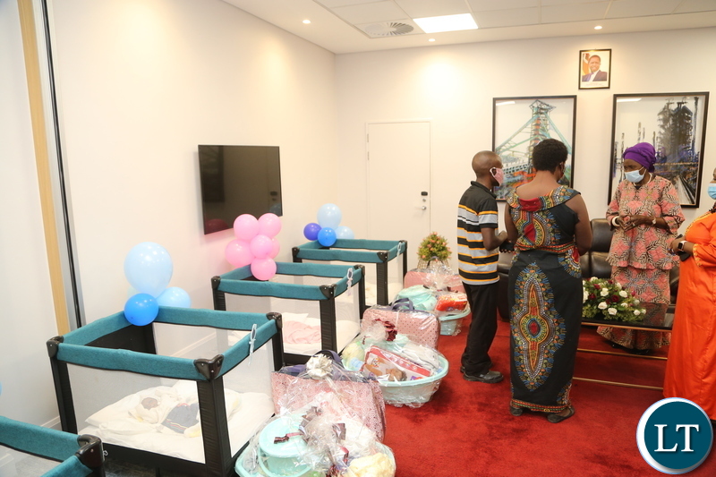 -Vice President Inonge Wina encourages Mother of quadrato (4) babies Elizabeth Phiri Bwalya and Father Daniel Bwalya during the presentation of the gifts to the quadrto (4) babies Edgar, Jeremiah, Jessy and Esther the only female in Kitwe