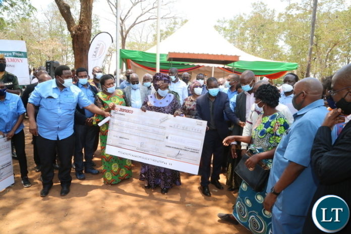 Vice President Inonge Wina flanked by Minister of National Planning Alexandre Chiteme, Minister of Agricultural Michael Katembo, Minister in her office Olipa Phiri handing over the chaque to a cooperatives in Chipata Saturday Vice President Inonge Wina flanked by Minister of National Planning Alexandre Chiteme, Minister of Agricultural Michael Katembo, Minister in her office Olipa Phiri handing over the chaque to a cooperatives in Chipata Saturday