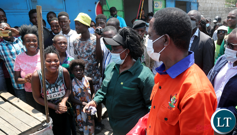 President Edgar Lungu tours Market after the Keep Zambia clean in Mandevu 9285