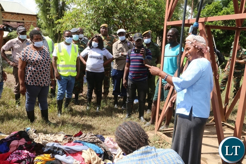 A victim of the flooded explains what happened to Minister in the Office of the Vice President Olipa Phiri flanked by DMMU national coordinator Chanda Kabwe and defence force officers visiting the flooded homes in Mumbwa District after the Kandesha dam burst it banks yesterday. Sunday, December 27, 2020. Picture by ROYD SIBAJENE/ZANIS