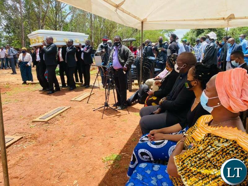 Minister of Religious Affairs Godfridah Sumaili, Attorney General Likando Kalaluka, PF Nkoloma ward councillor Tasila Lungu-Mwansa, and PF deputy Secretary General Mumbi Phiri were among the hundreds of mourners who attended the burial of State Prosecutor Nsama Nsama, at memorial park