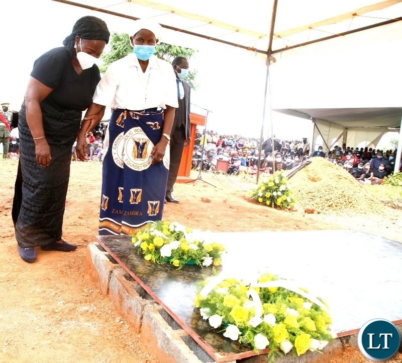 Late Sebastian Zulu's Widows lay wreaths at the grave of their late husband during burial in Petauke's Kakwiya village. Picture by SUNDAY BWALYA/ ZANIS