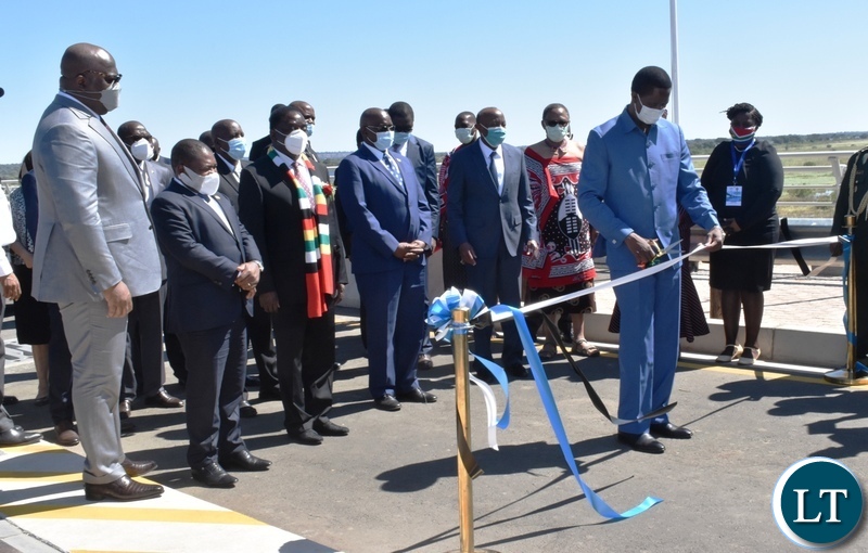 President Edgar Lungu cuts the ribbon to officially open the Kazungula bridge on the Zambian side whilst other Heads of state look on