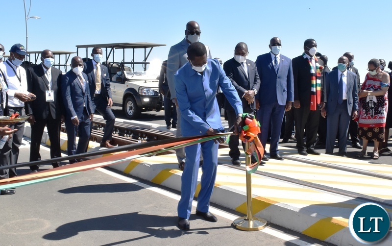 President Edgar Lungu cuts the ribbon to officially open the Kazungula bridge on the Zambian side