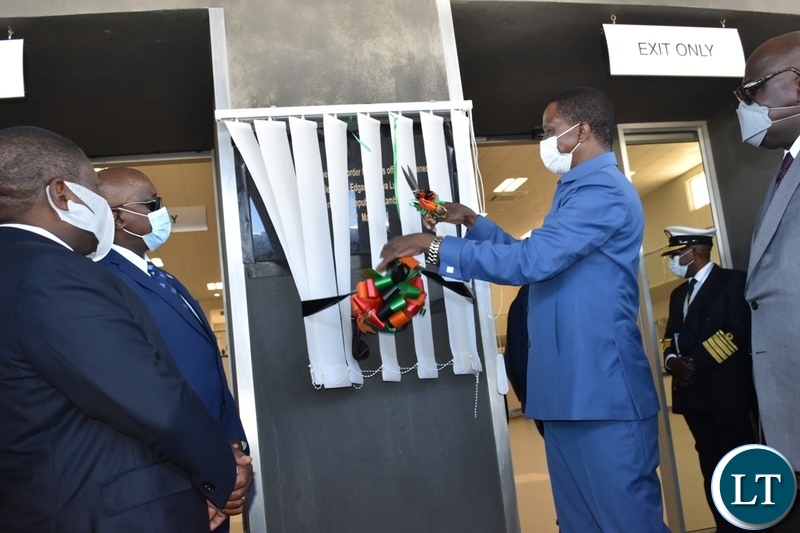 President Edgar Lungu cuts the ribbon to officially open the Kazungula one stop border post passenger terminal on the Zambian side whilst other Heads of state look on