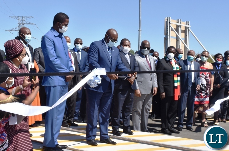 President of Botswana Mokgweetsi Masisi cuts the ribbon to officially open the Kazungula bridge from the Botswana side whilst other heads of states look on