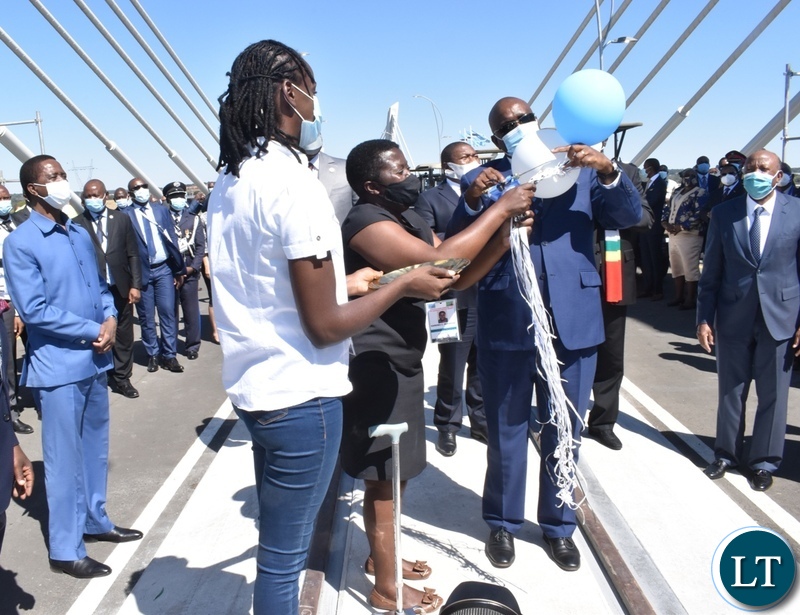 President of Botswana Mokgweetsi Masisi pops the baloons to officially open the Kazungula bridge from the Botswana side whilst other heads of states look on