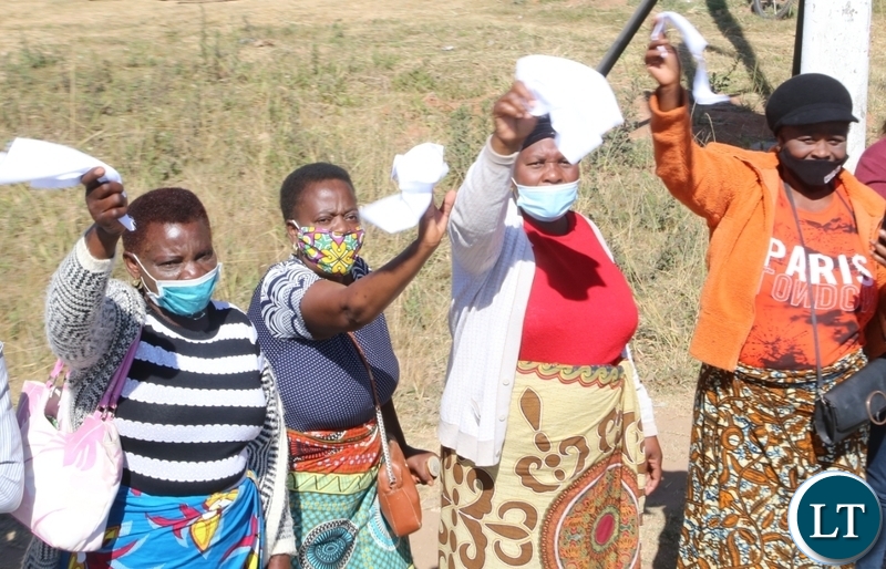 Ndola residents mourn the late first Zambian President Dr Kenneth Kaunda by waving white handkerchiefs a symbol for the late when the remains where being driven through Ndola town yesterday. Monday, June 28, 2021. Picture by ROYD SIBAJENE ZANIS