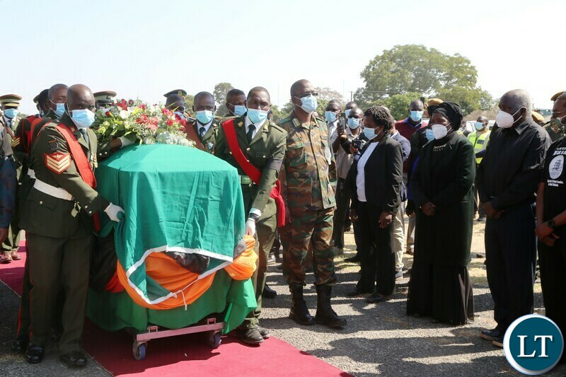 Vice President Ms Inonge Wina, Panji Kaunda and Dmmu National Coordinator Chanda Kabwe receives the body of the late Dr.Kaunda at Mongu Airport