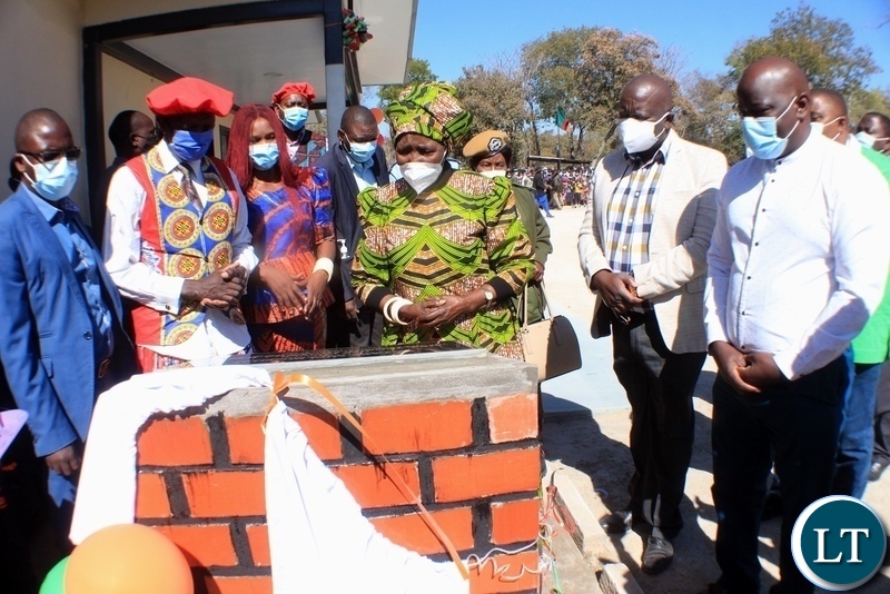 Vice President Inonge Wina (c) reads the message on the plaque as Western Province Health Director Dr. Francis Lyiwalii (r) observes during the commissioning of Lutaba Mini Hospital in Mwandi District