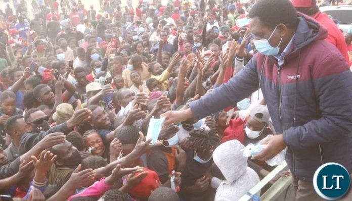 HH distributing face masks to people in Lusaka's Meanwood Ndeke area.