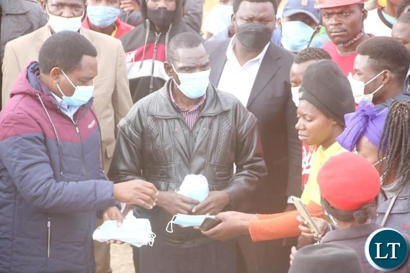 HH distributing face masks to people in Lusaka's Meanwood Ndeke area.