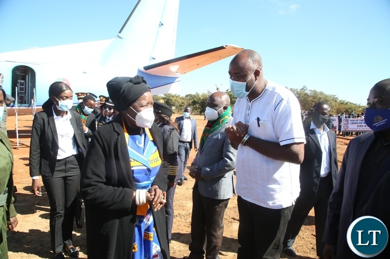 Vice-President ,Inonge Wina confers with Former Minister of Muchinga Province,Malozo Sichone when body of late the First President of Zambia Dr.Kenneth kaunda was taken to the province capital