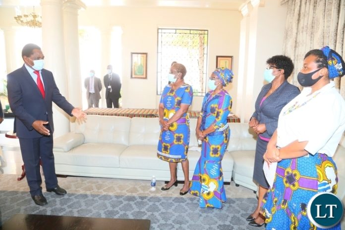 President Hakainde Hichilema confers with NGOCC Executive Director Engwase Mwale (2nr) Board Chairperson Mary Mulenga (2nl) NGOCC Board Secretary Patricia Mukumbuta (l) and NGOCC Vice Chairperson Leatitia Pupe (r) when they called on the President at State House. Thursday, September 16, 2021. Picture by ROYD SIBAJENE ZANIS