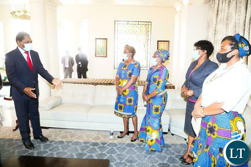 President Hakainde Hichilema confers with NGOCC Executive Director Engwase Mwale (2nr) Board Chairperson Mary Mulenga (2nl) NGOCC Board Secretary Patricia Mukumbuta (l) and NGOCC Vice Chairperson Leatitia Pupe (r) when they called on the President at State House. Thursday, September 16, 2021. Picture by ROYD SIBAJENE ZANIS