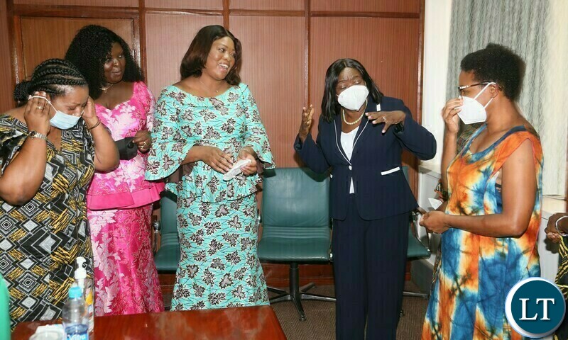 Vice President Mutale Nalumango (2nr) having the light moment with Wife of Zambia Army Commander Stella Alibuzwi (third from left), Wife of Zambia Police IG Inonge Kajoba (2nl) wife of Zambia Airforce Commandant Sharmaine Barry (l) Wife of Zambia National Service Commandant Angela Solochi during the courtesy call of the Service Chiefs spouses at her office 