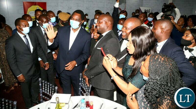President Hakainde Hichilema interacts with business excecutives during the Gala Dinner and meet the President at Mulungushi Conferance Center