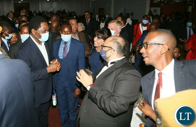 President Hakainde Hichilema interacts with business excecutives during the Gala Dinner and meet the President at Mulungushi Conferance Center