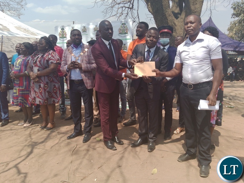 The handover ceremony of funds to institutions